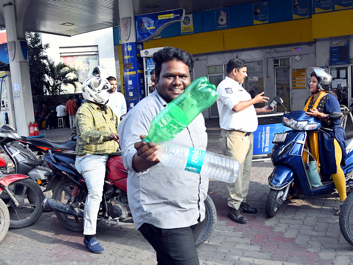 Long Ques at Petrol Pumps in Hyderabad Photos - Sakshi12