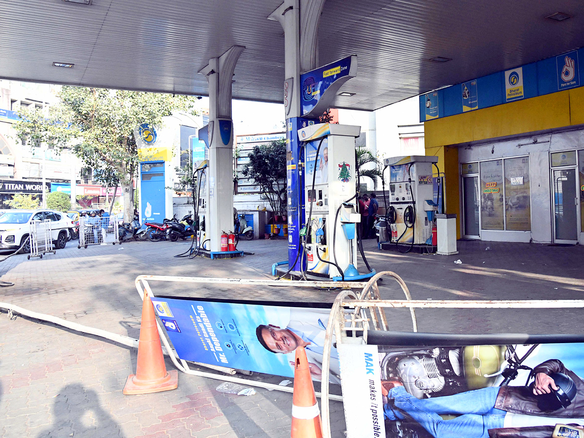 Long Ques at Petrol Pumps in Hyderabad Photos - Sakshi13