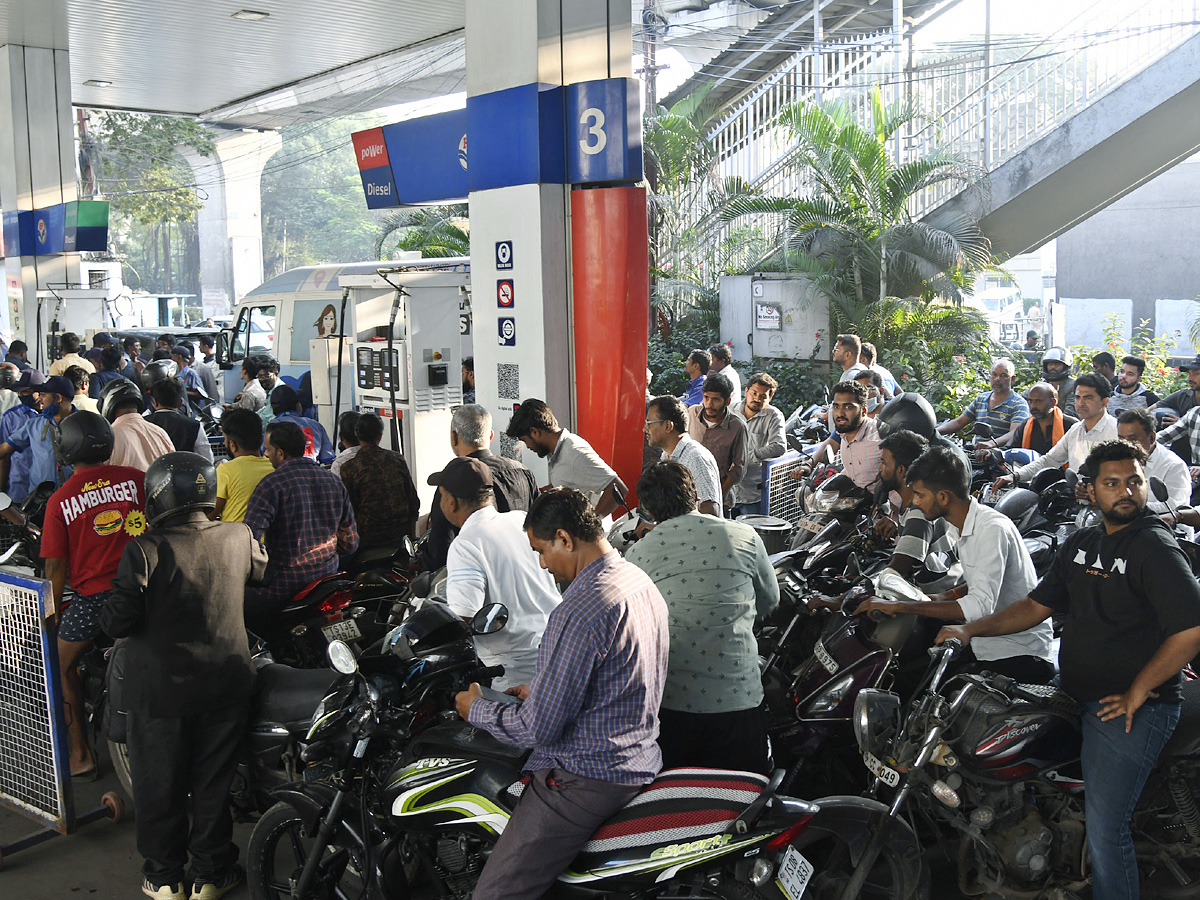 Long Ques at Petrol Pumps in Hyderabad Photos - Sakshi14