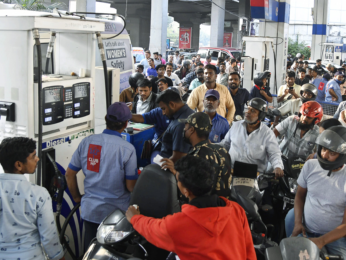 Long Ques at Petrol Pumps in Hyderabad Photos - Sakshi15