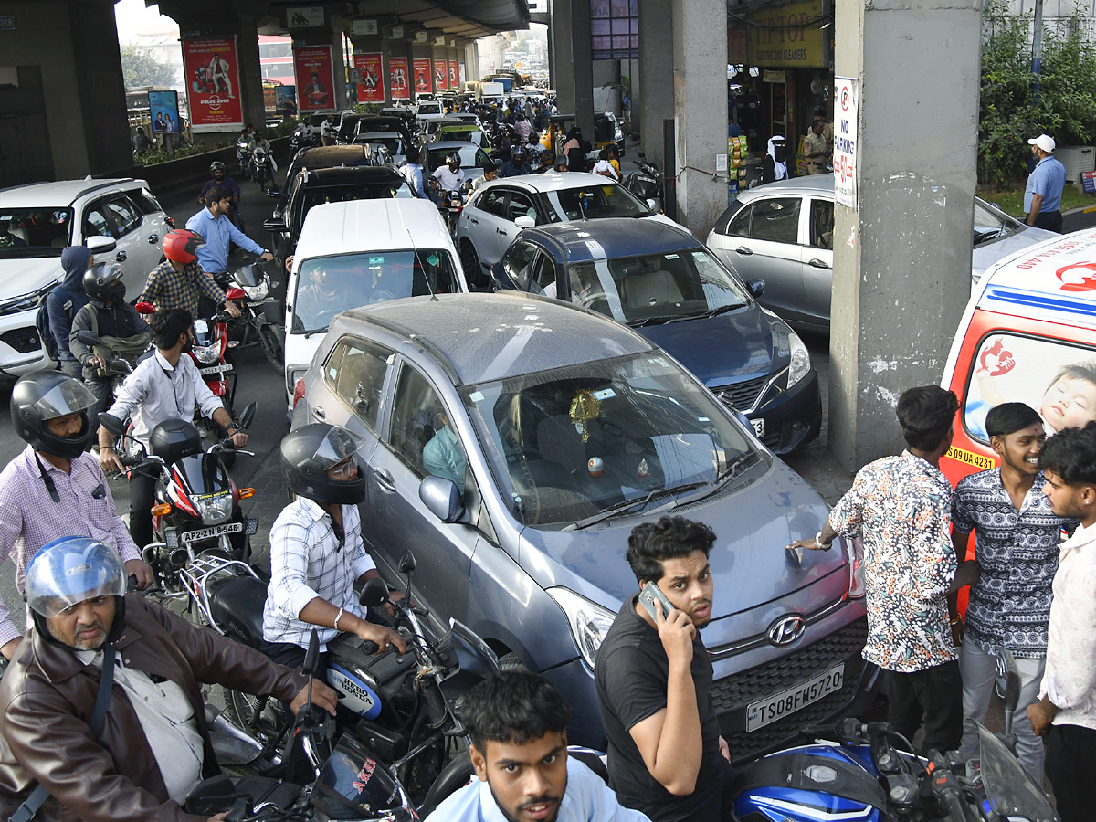 Long Ques at Petrol Pumps in Hyderabad Photos - Sakshi16