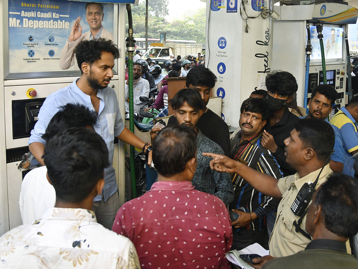 Long Ques at Petrol Pumps in Hyderabad Photos - Sakshi17