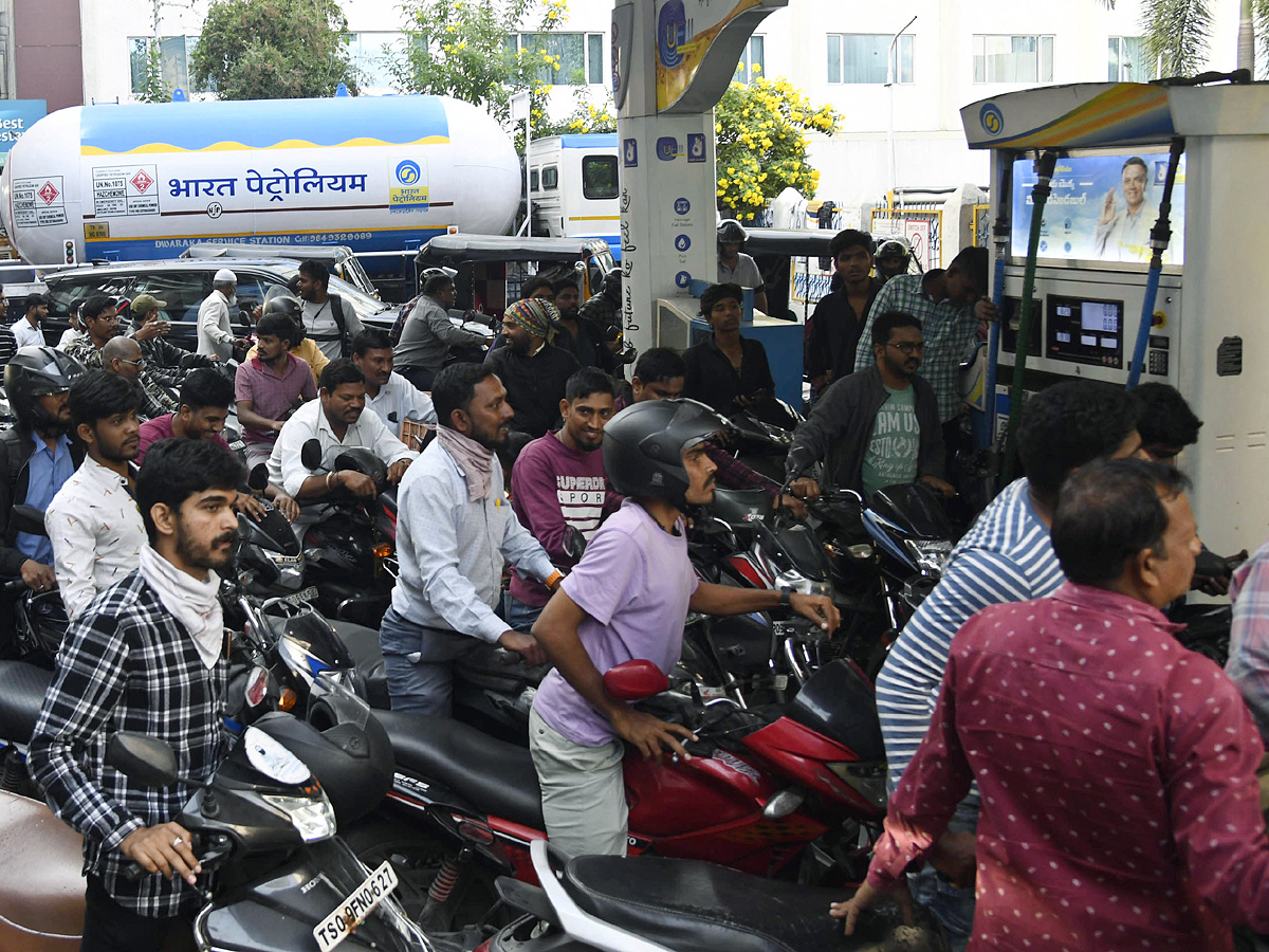 Long Ques at Petrol Pumps in Hyderabad Photos - Sakshi18