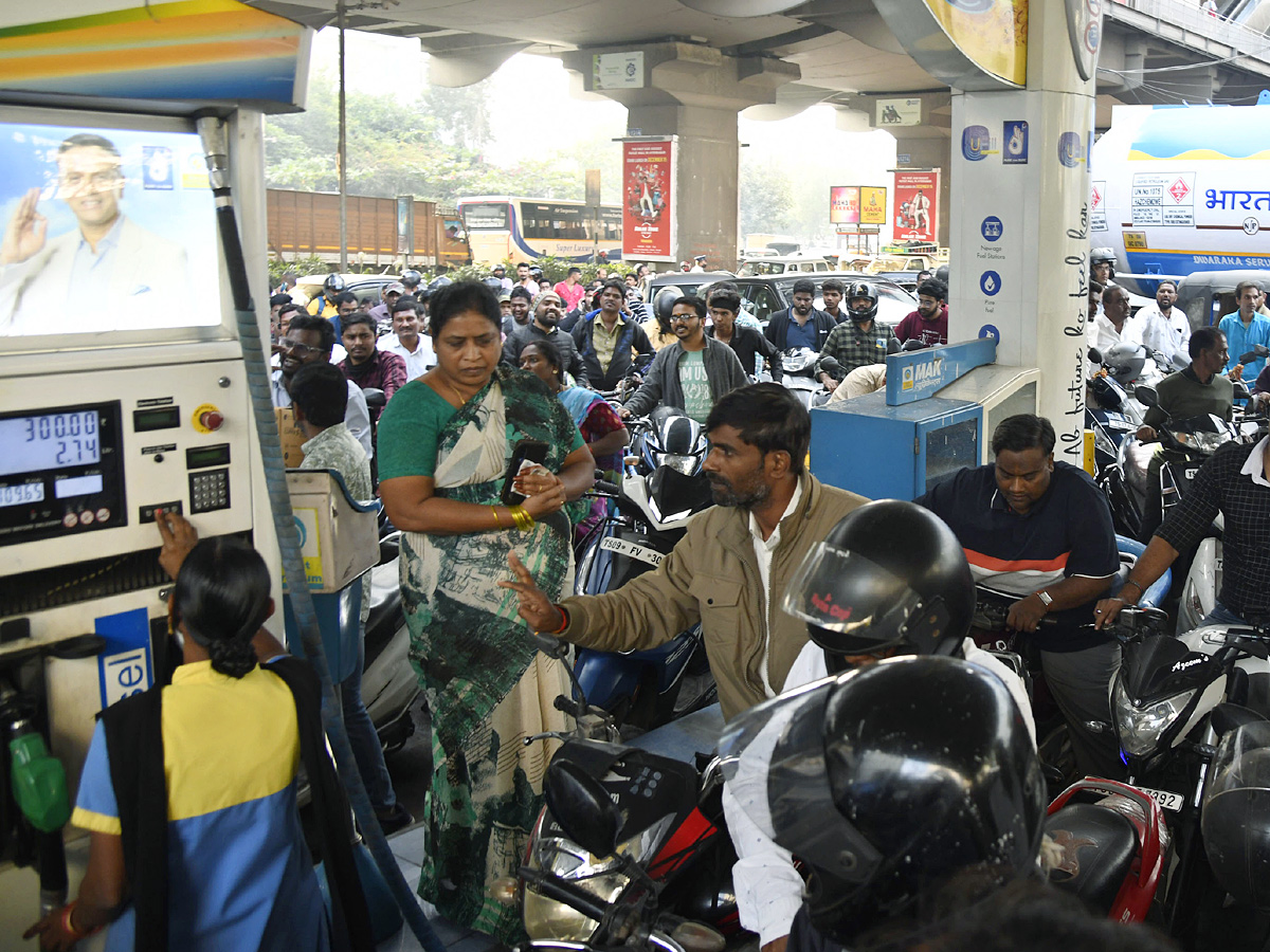 Long Ques at Petrol Pumps in Hyderabad Photos - Sakshi19