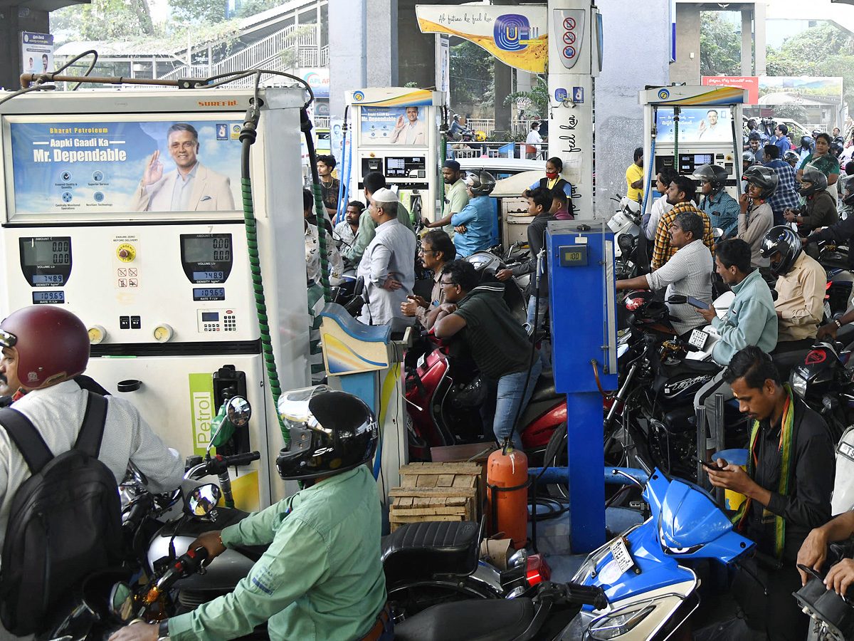 Long Ques at Petrol Pumps in Hyderabad Photos - Sakshi20