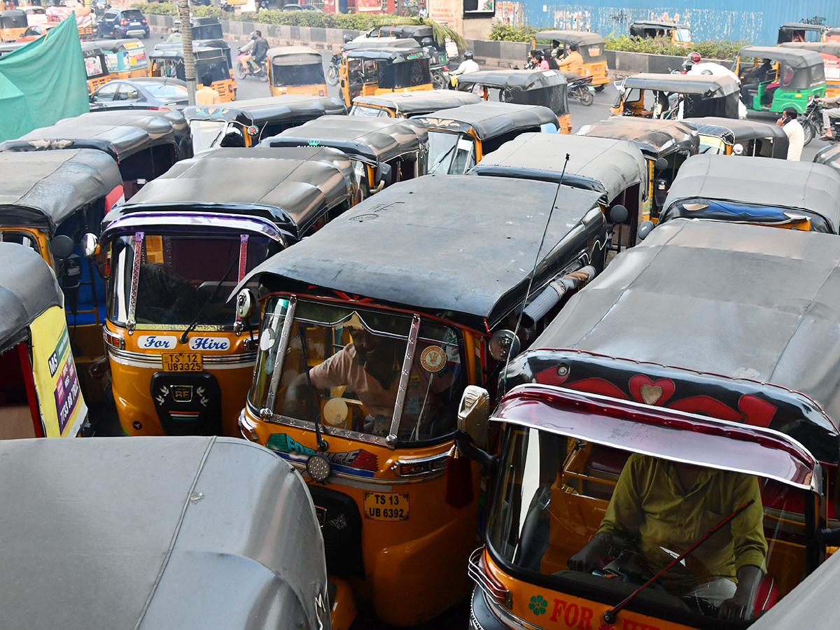 Long Ques at Petrol Pumps in Hyderabad Photos - Sakshi3