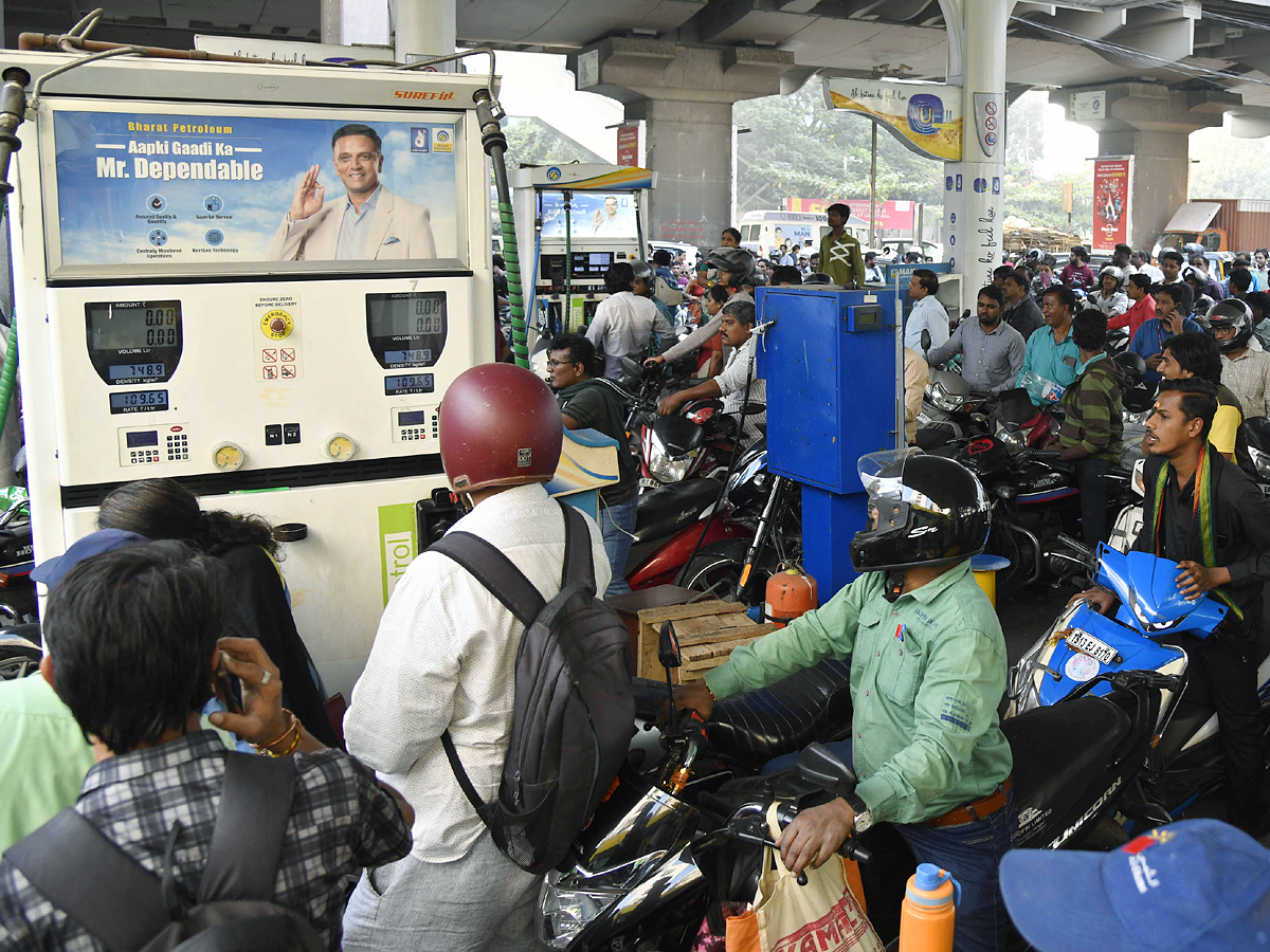 Long Ques at Petrol Pumps in Hyderabad Photos - Sakshi21