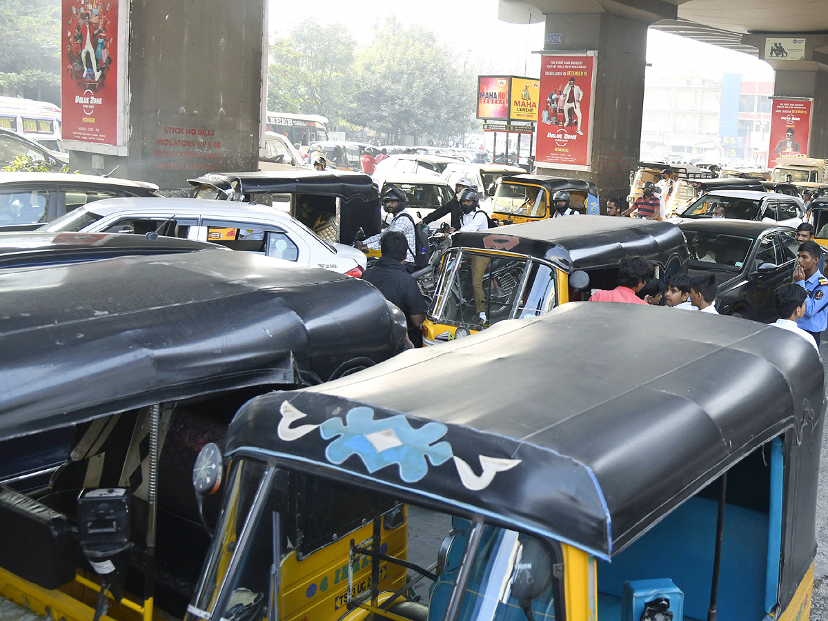 Long Ques at Petrol Pumps in Hyderabad Photos - Sakshi22