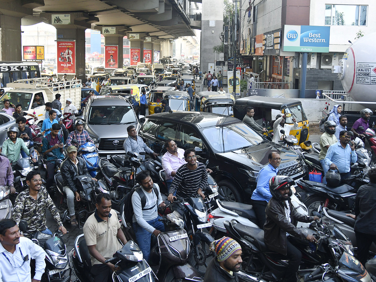 Long Ques at Petrol Pumps in Hyderabad Photos - Sakshi23