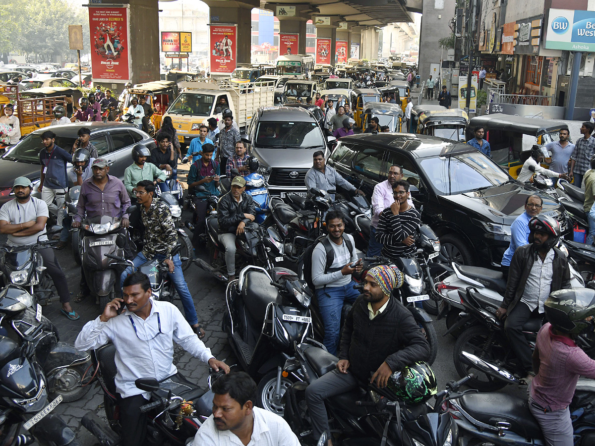 Long Ques at Petrol Pumps in Hyderabad Photos - Sakshi24