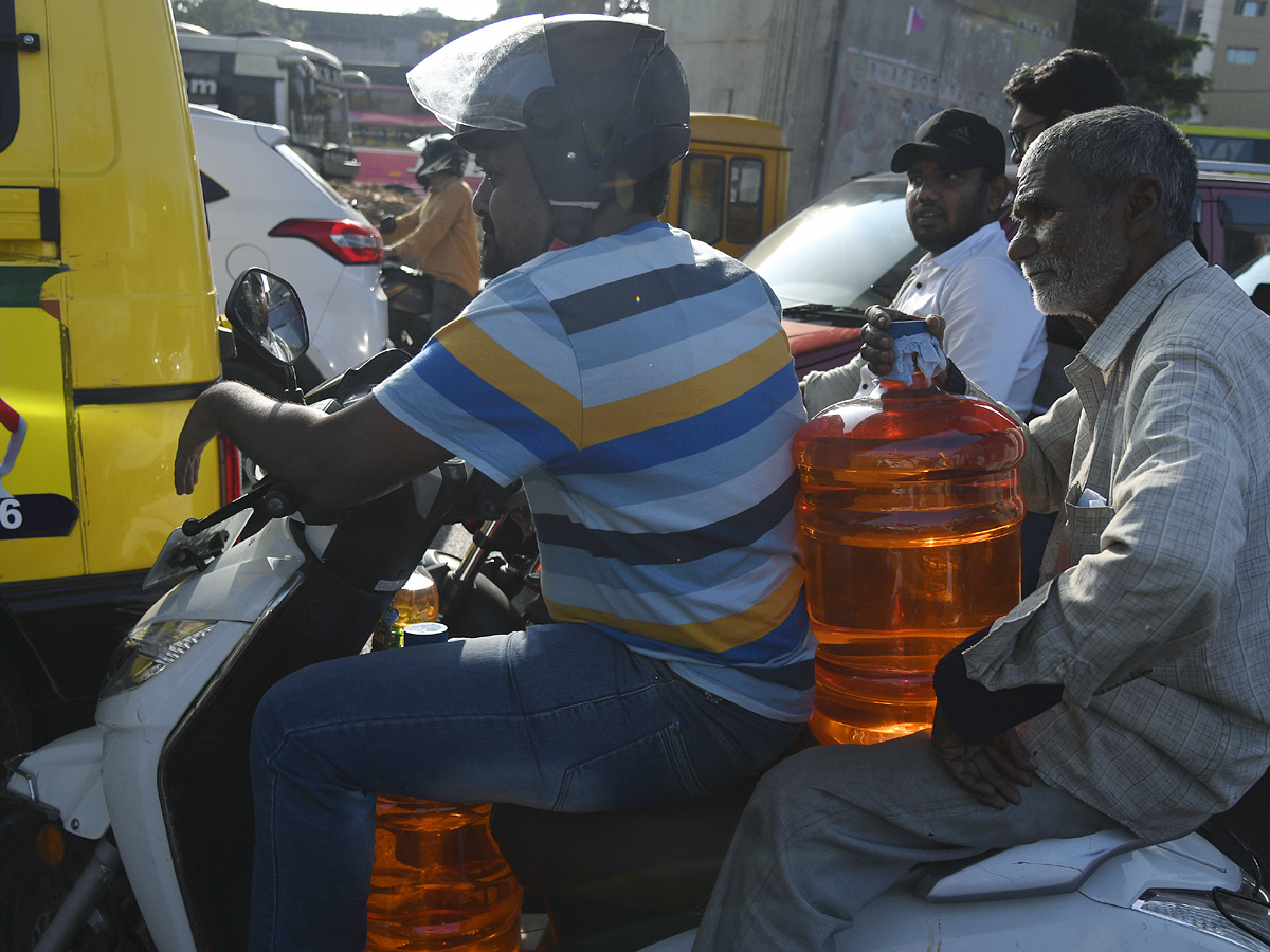 Long Ques at Petrol Pumps in Hyderabad Photos - Sakshi25