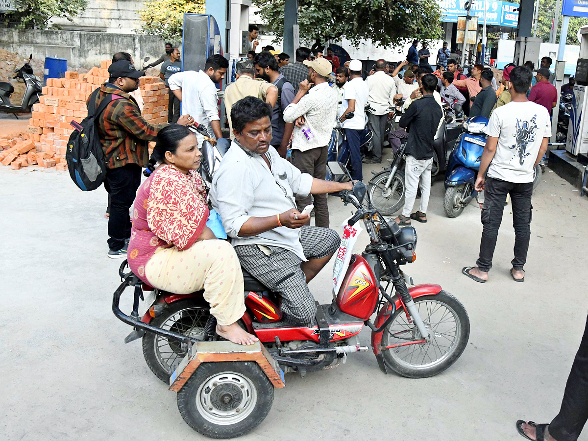 Long Ques at Petrol Pumps in Hyderabad Photos - Sakshi26