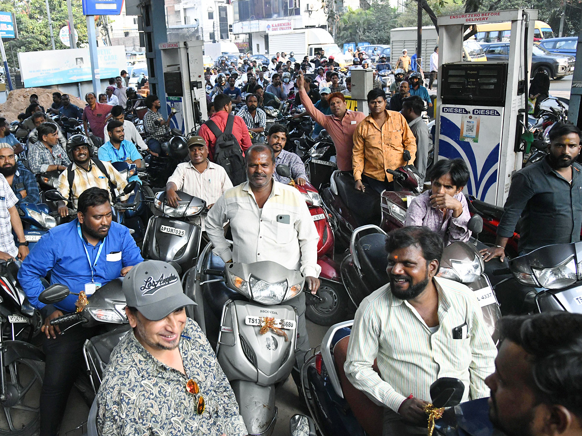 Long Ques at Petrol Pumps in Hyderabad Photos - Sakshi27