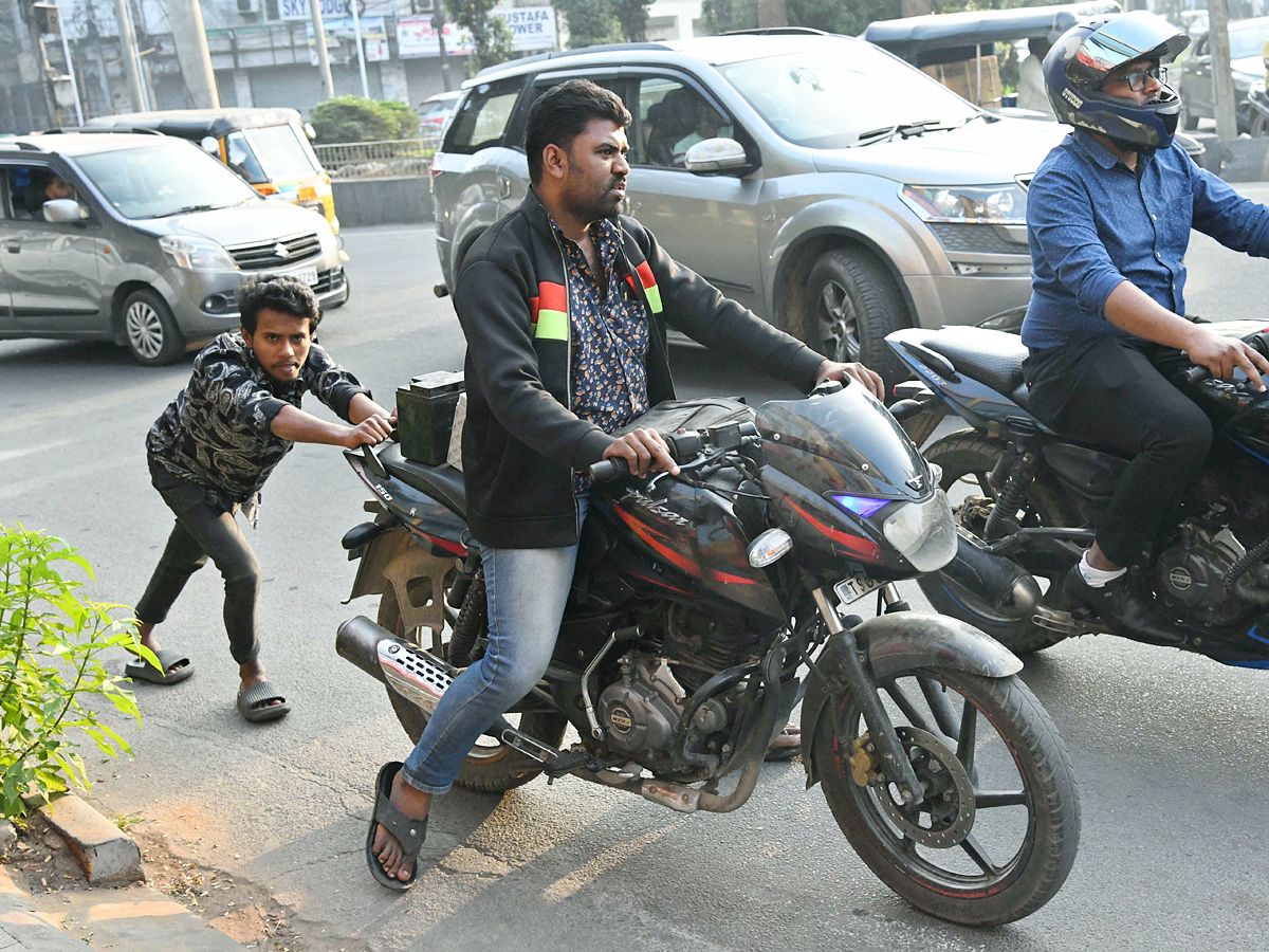 Long Ques at Petrol Pumps in Hyderabad Photos - Sakshi28