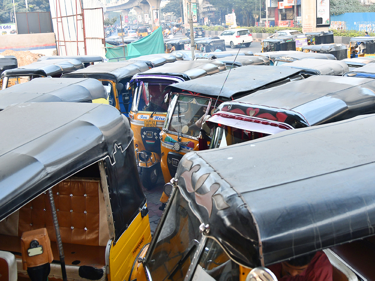 Long Ques at Petrol Pumps in Hyderabad Photos - Sakshi4