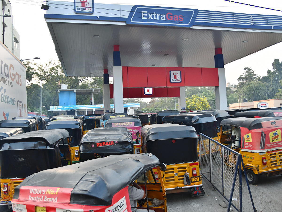 Long Ques at Petrol Pumps in Hyderabad Photos - Sakshi5