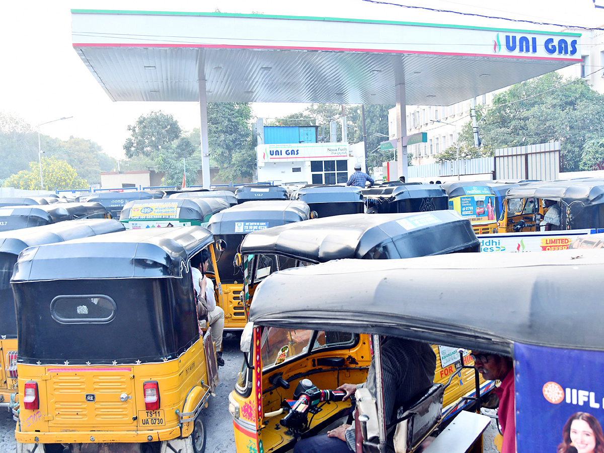 Long Ques at Petrol Pumps in Hyderabad Photos - Sakshi6