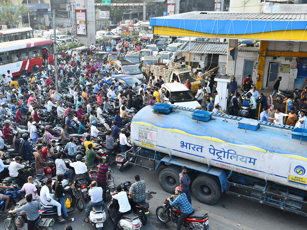 Long Ques at Petrol Pumps in Hyderabad Photos - Sakshi7