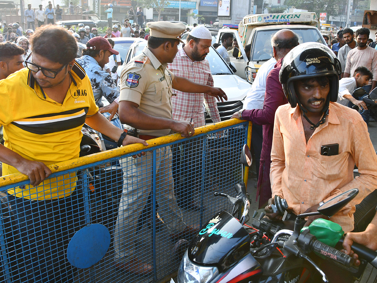 Long Ques at Petrol Pumps in Hyderabad Photos - Sakshi8