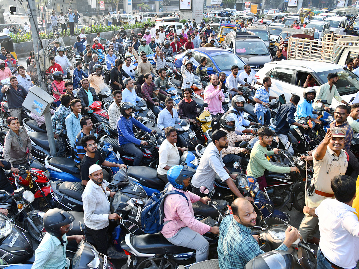 Long Ques at Petrol Pumps in Hyderabad Photos - Sakshi9