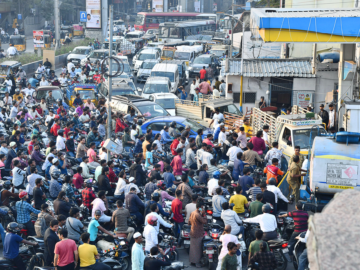 Long Ques at Petrol Pumps in Hyderabad Photos - Sakshi10