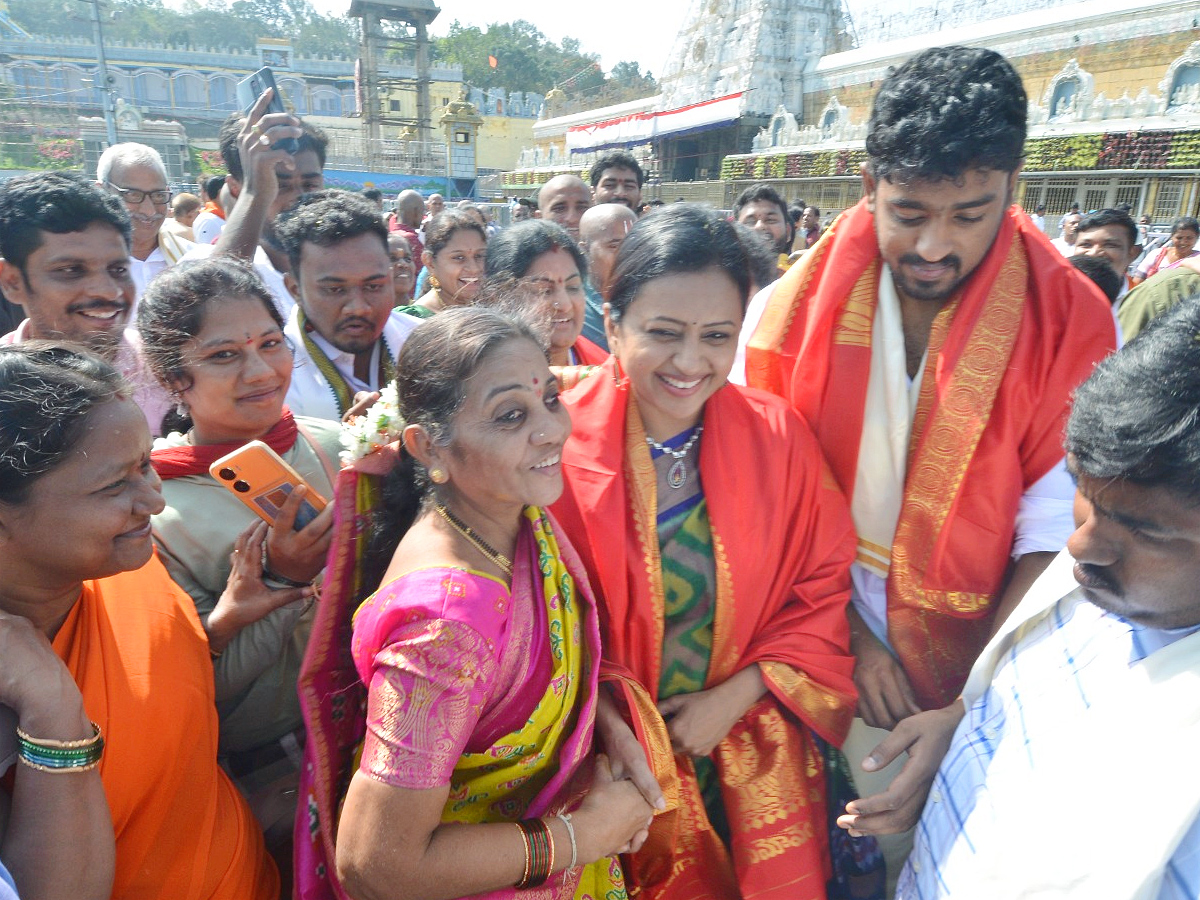 Brahmanandam,Suma And Singer Sunitha Visits Tirumala Photos - Sakshi12