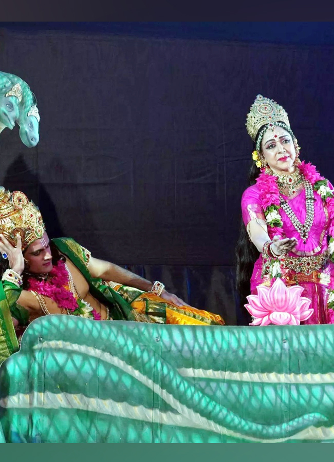 Hema Malini Mesmerized As Sita At Ayodhya - Sakshi7