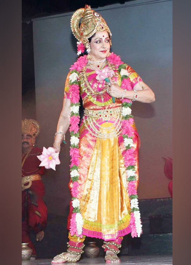 Hema Malini Mesmerized As Sita At Ayodhya - Sakshi12