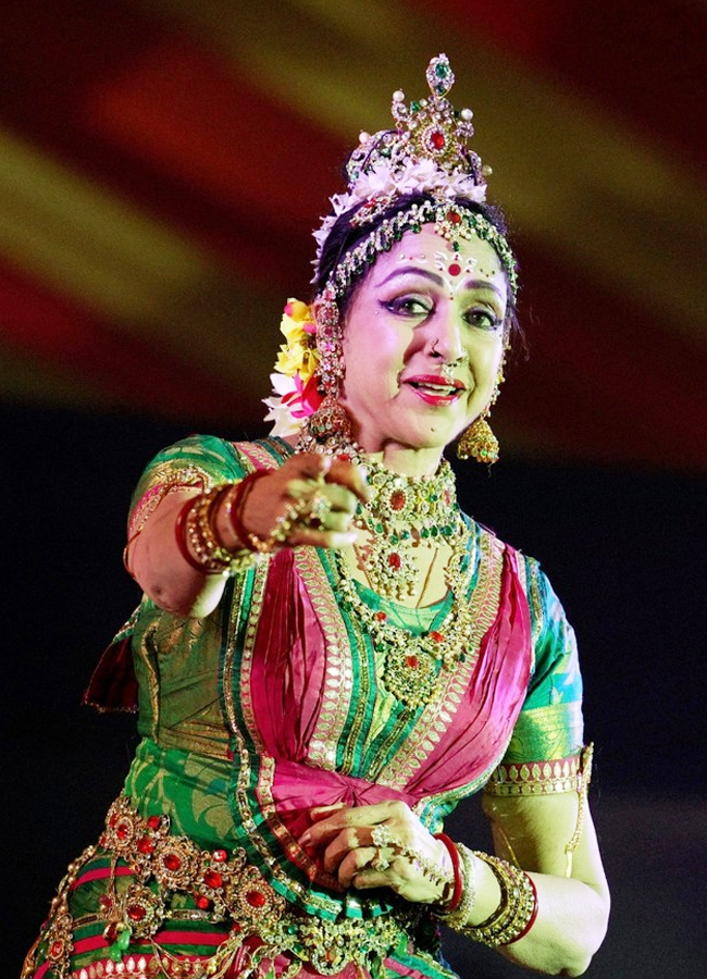 Hema Malini Mesmerized As Sita At Ayodhya - Sakshi10