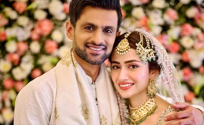 Shoaib Malik Marries Pakistani Actor sana Javed Photos - Sakshi3