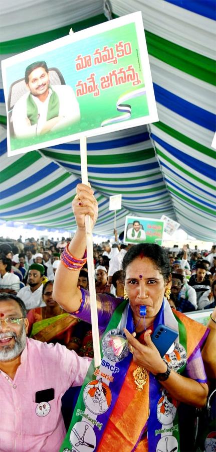 Huge Crowd Attend At YSR Pension Kanuka Program At Kakinada - Sakshi23