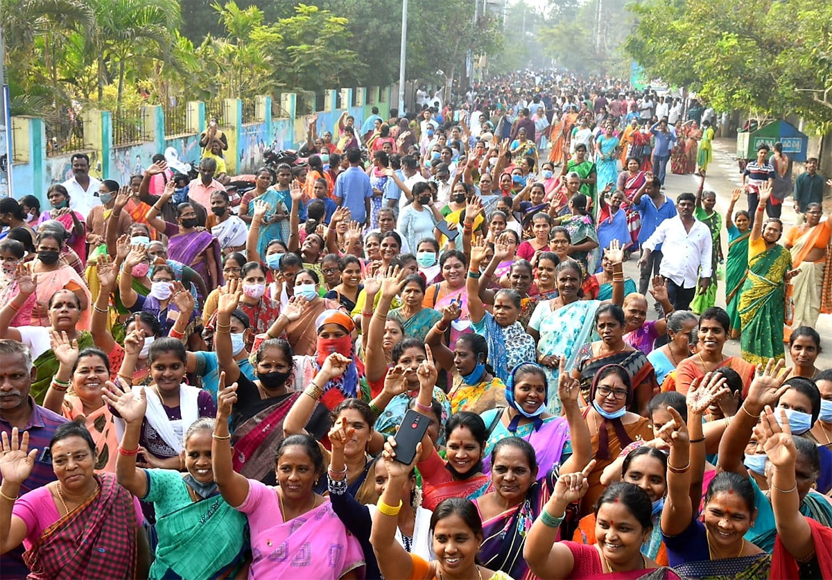 Huge Crowd Attend At YSR Pension Kanuka Program At Kakinada - Sakshi1