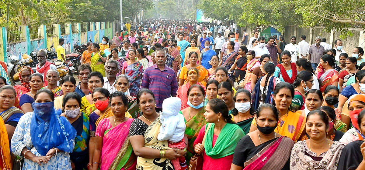 Huge Crowd Attend At YSR Pension Kanuka Program At Kakinada - Sakshi10