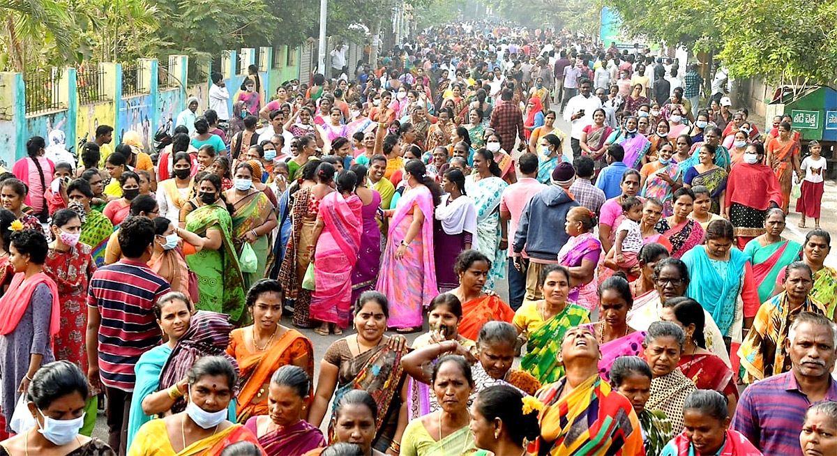 Huge Crowd Attend At YSR Pension Kanuka Program At Kakinada - Sakshi12