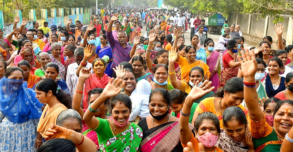 Huge Crowd Attend At YSR Pension Kanuka Program At Kakinada - Sakshi13