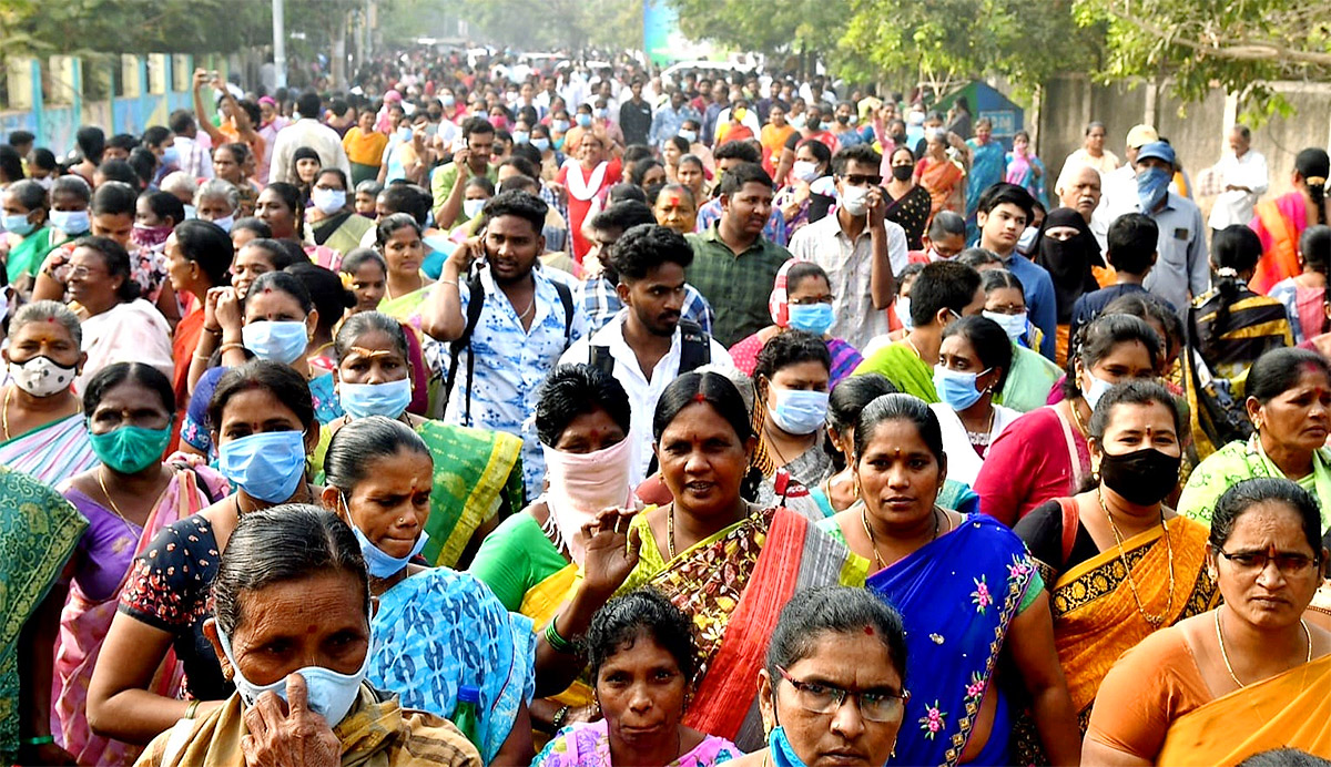 Huge Crowd Attend At YSR Pension Kanuka Program At Kakinada - Sakshi16