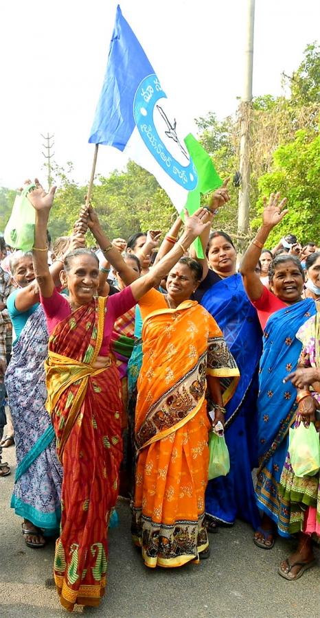 Huge Crowd Attend At YSR Pension Kanuka Program At Kakinada - Sakshi18