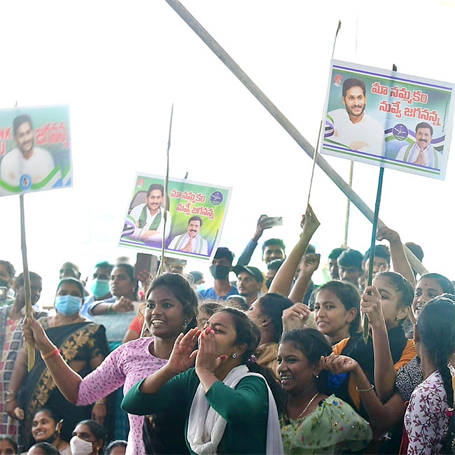 Huge Crowd Attend At YSR Pension Kanuka Program At Kakinada - Sakshi2