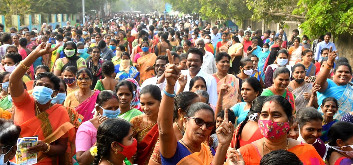 Huge Crowd Attend At YSR Pension Kanuka Program At Kakinada - Sakshi5