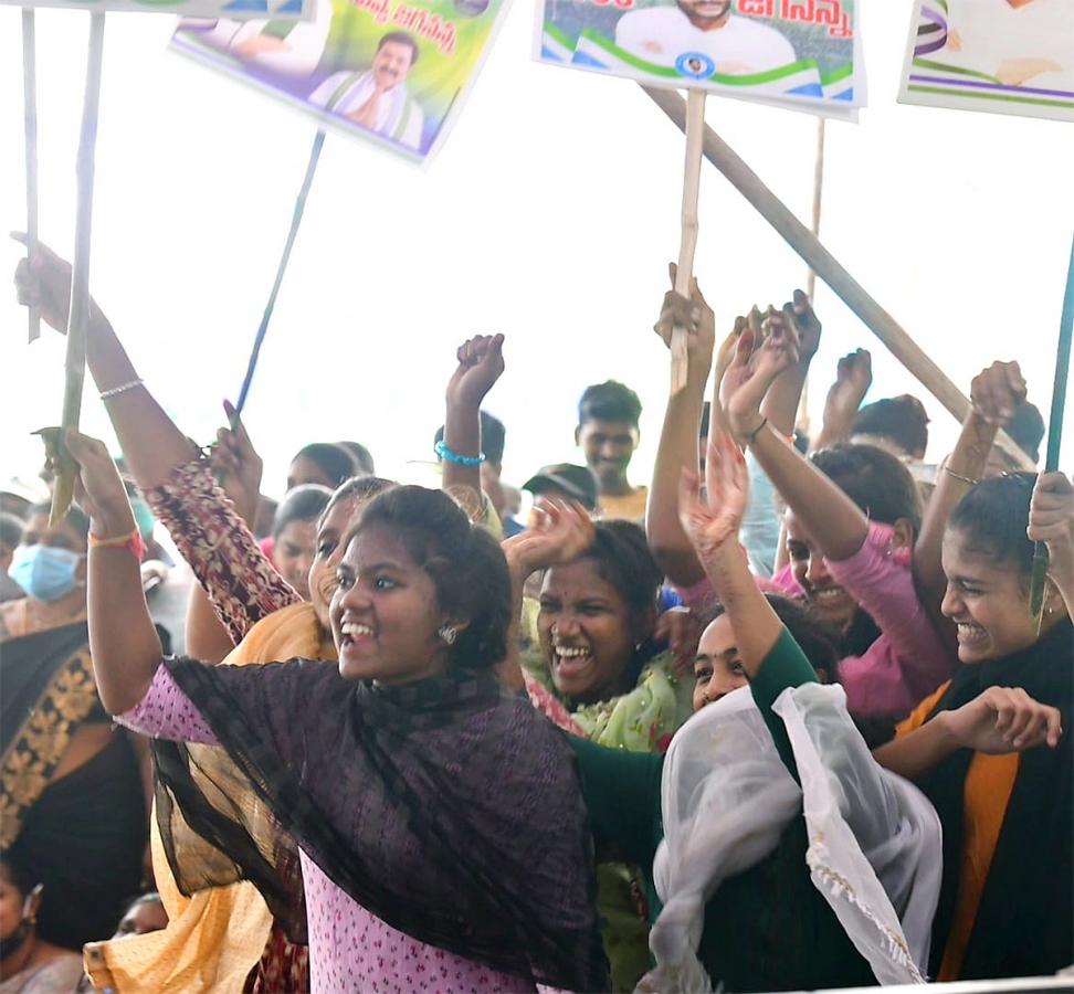 Huge Crowd Attend At YSR Pension Kanuka Program At Kakinada - Sakshi6