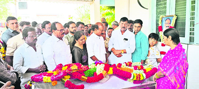 నివాళులర్పిస్తున్న విశ్వ (చిత్రంలో) అగ్రి బోర్డు 
ఏపీ చైర్మన్‌ అంబటి కృష్ణారెడ్డి  1