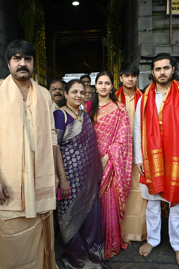 Hero Srikanth With His Family Visits Tirumala Temple Photos - Sakshi10