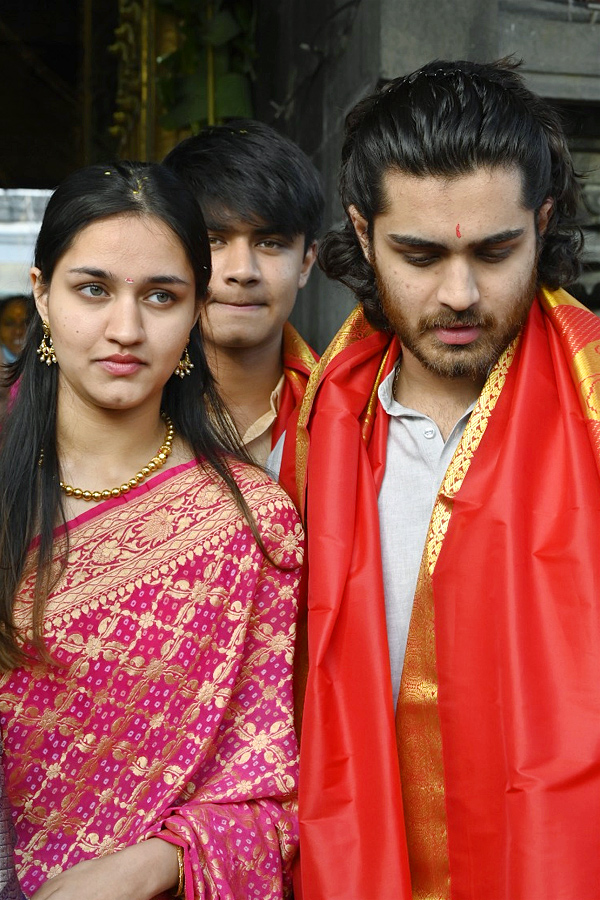 Hero Srikanth With His Family Visits Tirumala Temple Photos - Sakshi11