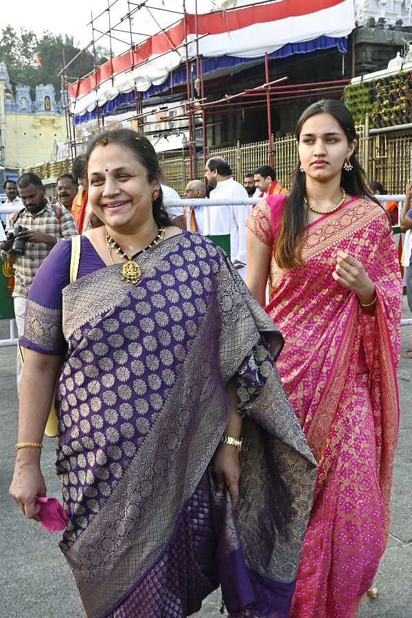 Hero Srikanth With His Family Visits Tirumala Temple Photos - Sakshi12