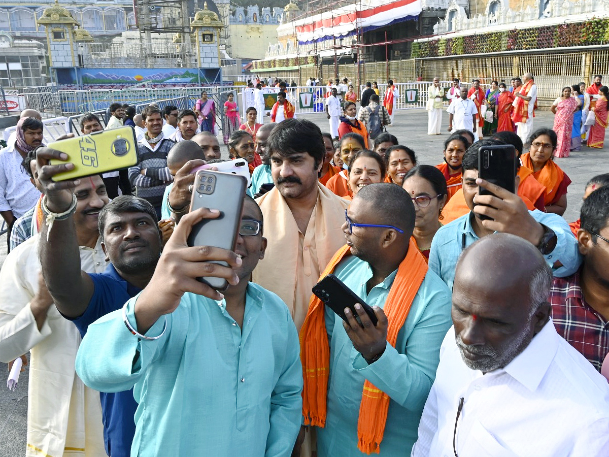 Hero Srikanth With His Family Visits Tirumala Temple Photos - Sakshi17