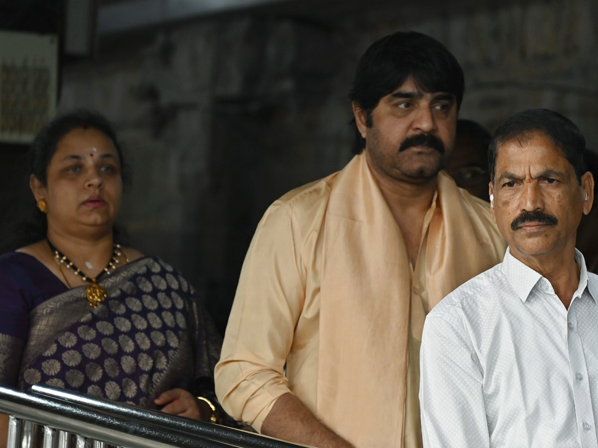 Hero Srikanth With His Family Visits Tirumala Temple Photos - Sakshi3