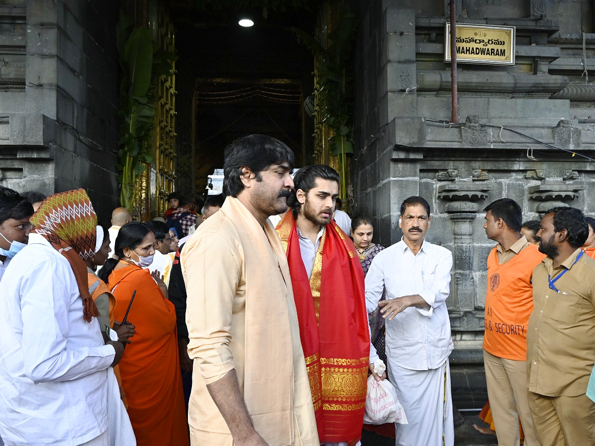 Hero Srikanth With His Family Visits Tirumala Temple Photos - Sakshi7