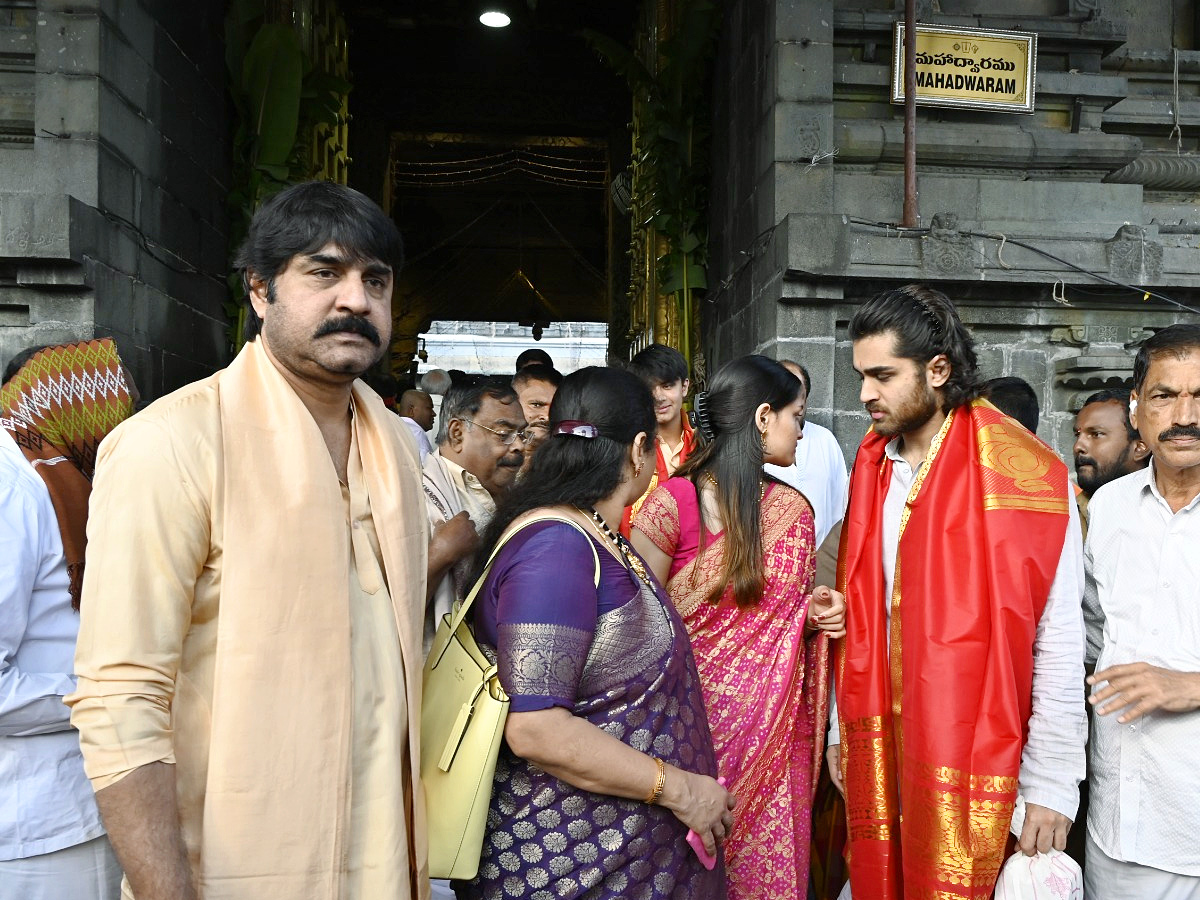 Hero Srikanth With His Family Visits Tirumala Temple Photos - Sakshi9