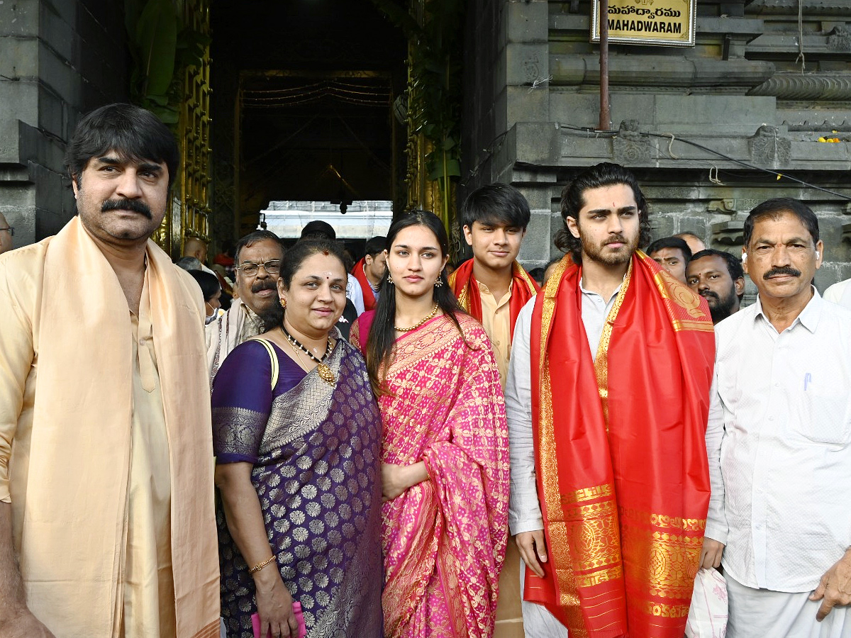 Hero Srikanth With His Family Visits Tirumala Temple Photos - Sakshi1