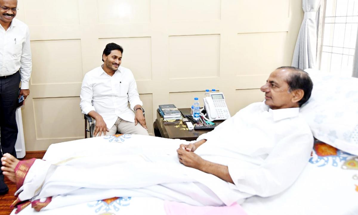 AP CM YS Jagan Meets BRS Chief KCR At Hyderabad - Sakshi4